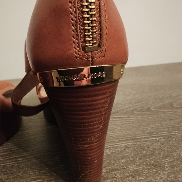 Michael Kors Elena Luggage Tan Leather Wedge Sandals Gold Plate Back Zip 9.5 - Picture 2 of 12